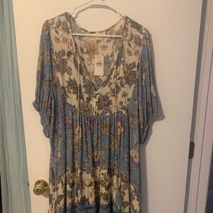 Beautiful blue and cream print tunic/dress from Aveology. Size 20 NWT